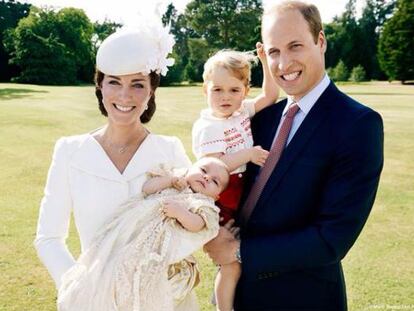 Los duques de Cambridge con sus hijos.