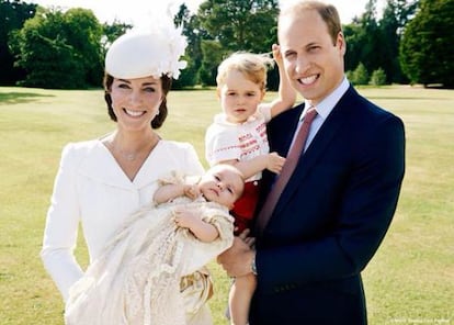 Los duques de Cambridge con sus hijos.