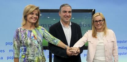 Esperanza Oña, Elías Bendodo y Ana Mula, este lunes en Málaga.