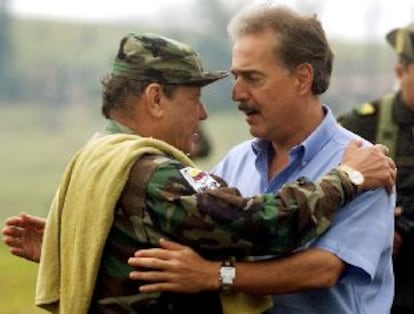 El presidente Andrés Pastrana, en un encuentro con el dirigente guerrillero Manuel Murulanda en febrero de este año.