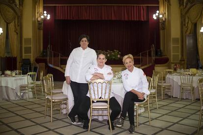 Celia Jiménez (i), Elena Lucas (c ) y Susi Díaz (d) en el Córdoba Califato Gourmet.