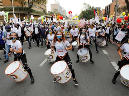 Una batucada en la jornada de manifestaciones en Colombia convocada en todo el país para rechazar la reforma tributaria del Gobierno.