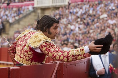 Morante de la Puebla le brinda su segundo toro al rejoneador Ángel Peralta.