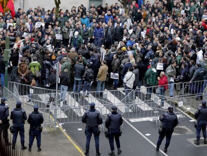 Centenares de trabajadores de Navantia Fene-Ferrol, durante la concentraci&oacute;n ante el Parlamento 
