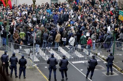 Centenares de trabajadores de Navantia Fene-Ferrol, durante la concentraci&oacute;n ante el Parlamento 