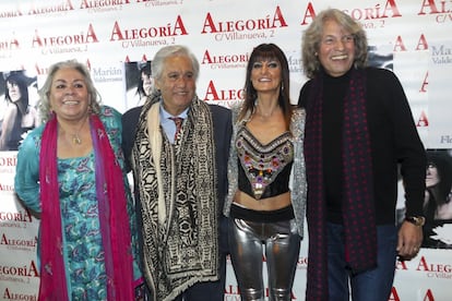 De izquierda a derecha, Carmen Gahona, Chiquetete, la cantante Marián Valderrama y José Mercé posan para los medios en la presentación del disco 'Flores'.