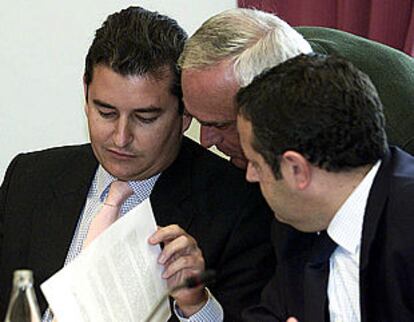 Antonio Sanz, Matías Conde y Salvador Fuentes, ayer en el Parlamento.