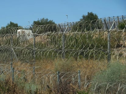 Vista parcial de las concertinas marroquíes junto a la valla de Melilla.