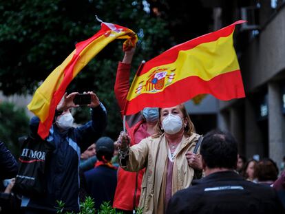 Una mujer ondea la bandera de España durante la concentración de protesta contra Sánchez en la calle Núñez de Balboa de Madrid.