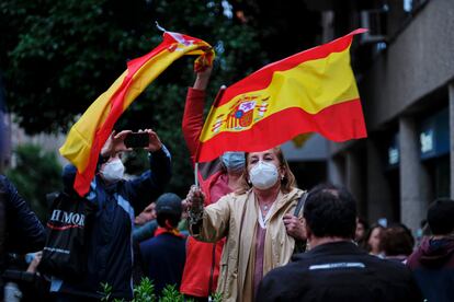 Una mujer ondea la bandera de España durante una concentración de protesta en la calle Núñez de Balboa de Madrid, en mayo de 2020.