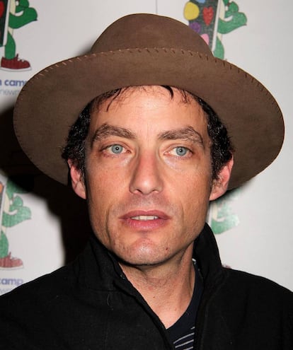 Jakob Dylan, de 46 anos, também é músico. É o líder do Wallflowers, uma banda que quase poderia ser chamada de ‘one hit wonder’ uma vez que ‘One headlight’ foi seu grande sucesso no fim dos anos noventa e lhe valeu dois prêmios Grammy.