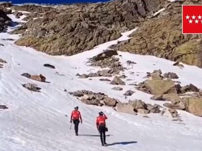 Efectivos del GERA acuden al risco de los Claveles, en la Sierra de Madrid.