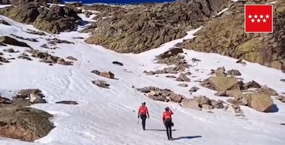 Efectivos del GERA acuden al risco de los Claveles, en la Sierra de Madrid.