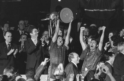 ... y, de hecho, ganaron el título. Vencieron al Betis por 3-2 tras una intensa final, el 28 de junio de 1997. En la imagen, Popescu levanta el trofeo y Stoichkov muestra su alegría, frente a un Alberto Ruiz- Gallardón sin una cana. Más a la izquierda, con rostro circunspecto, Manuel Ruiz de Lopera, entonces presidente del club verdiblanco.