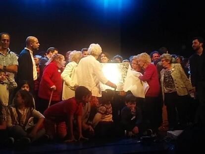 Las Abuelas de Plaza de Mayo, junto a nietos y bisnietos, en el teatro ND.