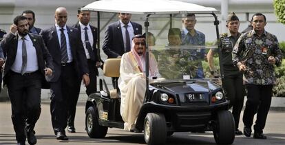 El rey Salman de Arabia Saud&iacute; junto al presidente indonesio, Joko Widodo, en un carrito de golf.