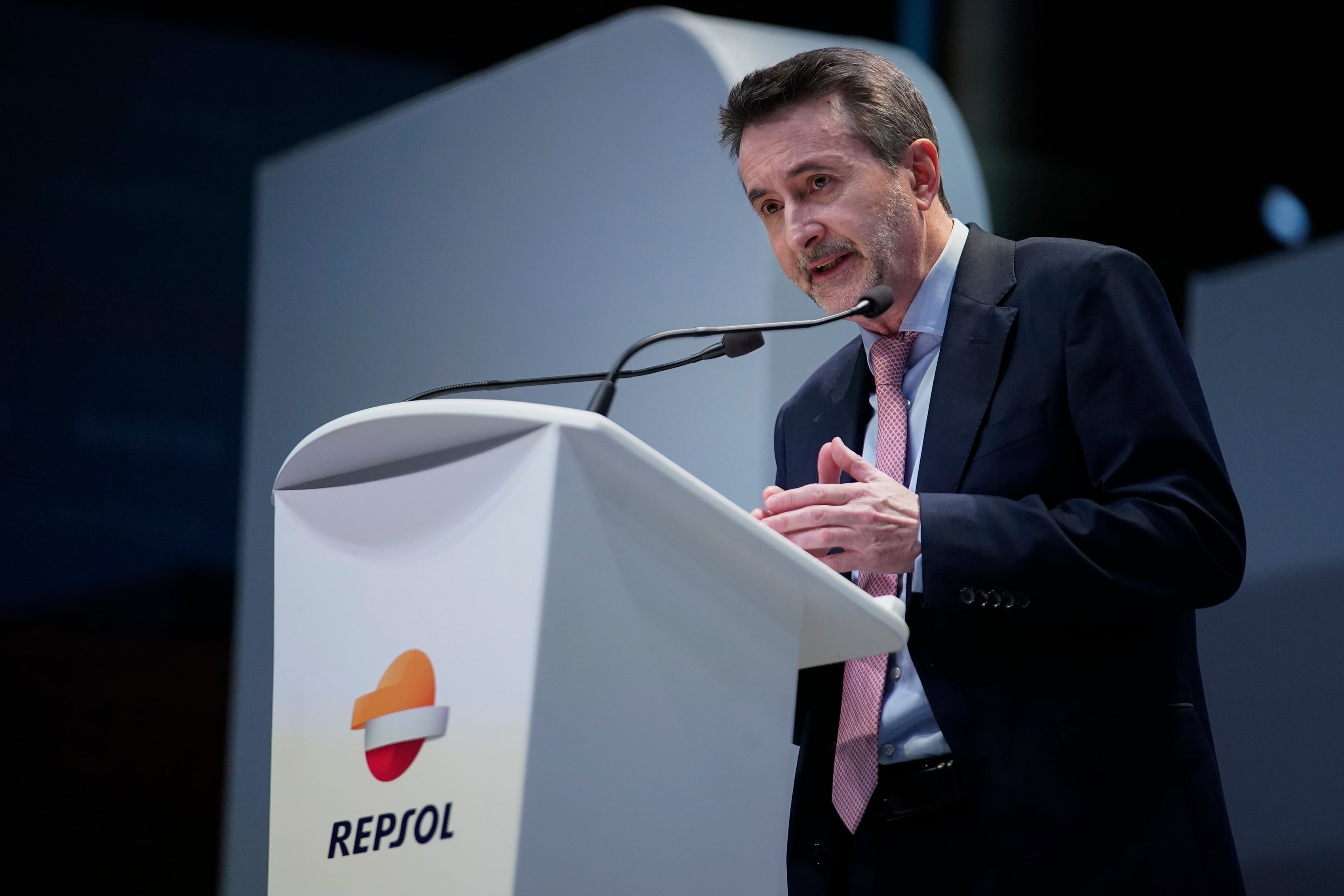 Repsol ganó 1.792 millones hasta septiembre, un 36% menos