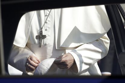 El Papa Francisco visto desde la ventana de un coche en el aeropuerto de Dublín, el 25 de agosto de 2018. 