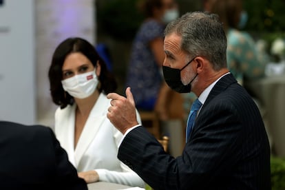 Isabel Díaz Ayuso observa a Felipe VI durante un acto de junio de 2021.