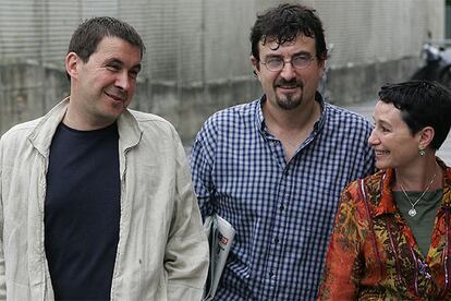 Arnaldo Otegi, Juan José Petrikorena y Jone Goirizelaia, ayer en San Sebastián.