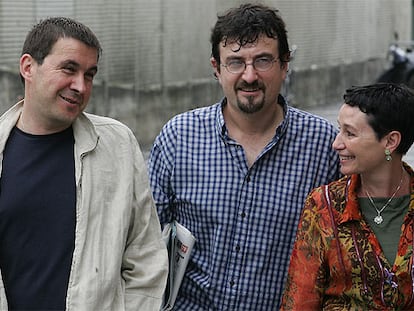 Arnaldo Otegi, Juan José Petrikorena y Jone Goirizelaia, ayer en San Sebastián.