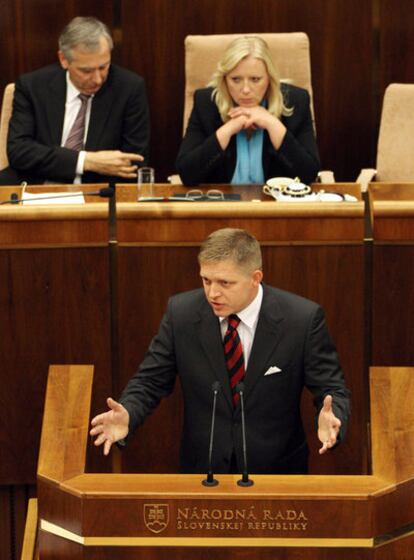 Un momento del discurso del presidente del partido de oposición izquierdista SMER, Robert Fico, ayer en el Parlamento eslovaco. Arriba, la primera ministra eslovaca, Iveta Radicova, y el presidente del Movimiento Cristiano Democrático, Jan Figel.