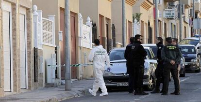 Los agentes ante la vivienda de Huércal de Almería donde ha sido hallado el cadáver.