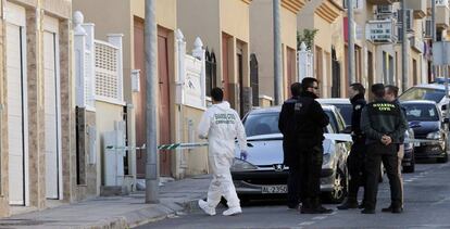 Los agentes ante la vivienda de Hu&eacute;rcal de Almer&iacute;a donde ha sido hallado el cad&aacute;ver.