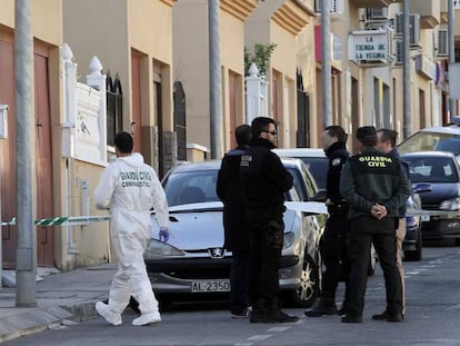 Los agentes ante la vivienda de Hu&eacute;rcal de Almer&iacute;a donde ha sido hallado el cad&aacute;ver.