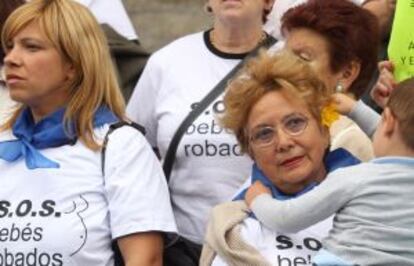 Concentración de SOS Bebés Robados en San Sebastián.