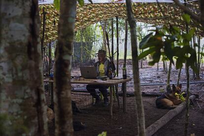 Martín Corena, de 63 años y 38 en la guerrilla, es el comandante del Bloque Sur, mientras Joaquín Gómez, miembro del secretariado de las FARC, permanece en Cuba como negociador. Está en permanente contacto con La Habana para coordinar el traslado de los guerrilleros a las que serán las futuras zonas de concentración y verificación de la dejación de armas.