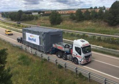 Transporte del nuevo horno de la planta de Iberfoil en Sabiñánigo.