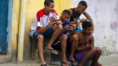 Jovens da favela Vigário Geral, no Rio de Janeiro