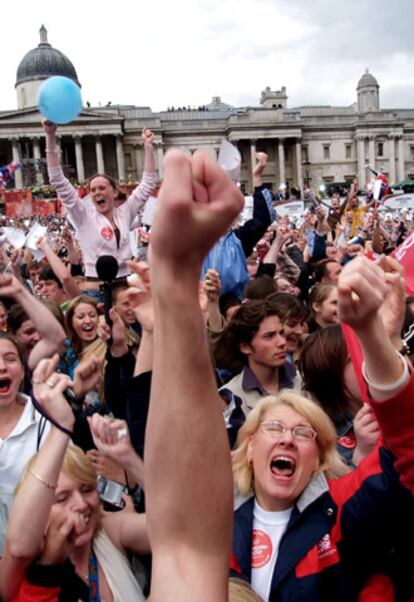 Parecía que entre París y Londres, la primera llevaba las de ganar. Tal vez por ello, al oir que la capital británica era la ganadora Trafalgar Square eclosionó en una alegría sensacional.