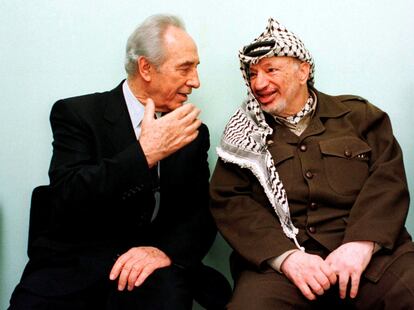 Simón Peres conversa con Arafat mientras asisten a la ceremonia de inaguración de un parque en memoria del exministro noruego Jorgen Holst, partícipe de los Acuerdos de Oslo, en la Franja de Gaza, en 1998.
