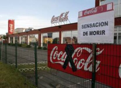 Carteles contra el cierre en la planta embotelladora de Coca-Cola en Colloto (Asturias), cuya plantilla tiene la intención de mantener la huelga indefinida iniciada el pasado lunes mientras la empresa Iberian Partners no retire el cierre de la actividad.