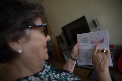 Una mujer revisa su factura de la luz en su domicilio en Madrid.