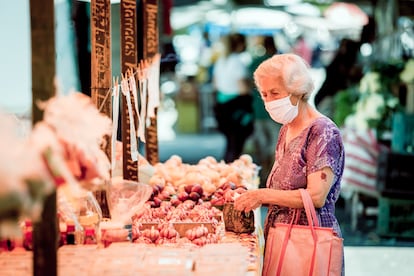 Una mujer observa productos en el mercado Santo Amaro, en São Paulo, Brasil