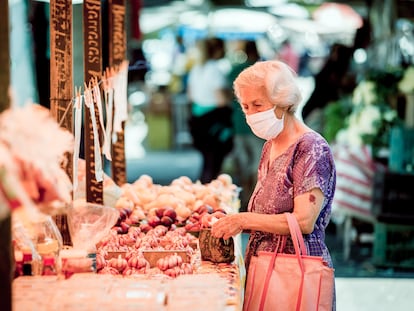 Una mujer observa productos en el mercado Santo Amaro, en São Paulo, Brasil