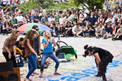 Una actuación durante el karaoke dominical de Mauerpark, en Berlín.