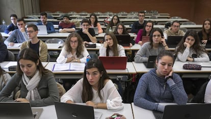 Jóvenes en un instituto público de Valencia.