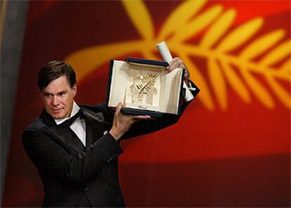 El director Gus van Sant levanta la Palma de Oro del 56º Festival de Cannes por <i>Elefante.</i>
