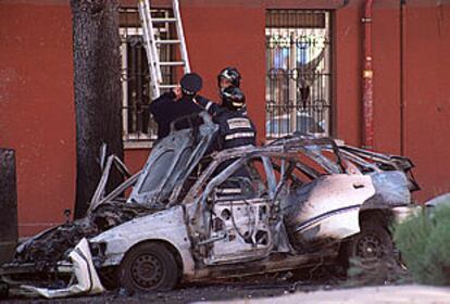 Estado en que quedó el coche bomba que ETA hizo estallar en la calle de Embajadores.