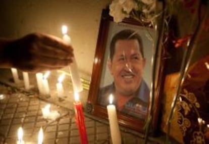 Seguidores de Hugo Ch&aacute;vez ponen velas en la Embajada venezolana en Santiago de Chile el 5 de marzo de 2013. 