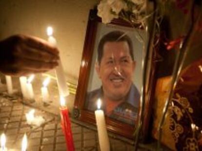 Seguidores de Hugo Ch&aacute;vez ponen velas en la Embajada venezolana en Santiago de Chile el 5 de marzo de 2013. 