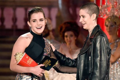 Emma Watson recibió el premio de manos de Asia Kate Dillon (a la derecha).