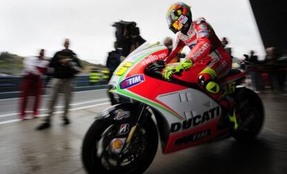 Valentino Rossi, durante los entrenamientos en el circuito de Jerez.