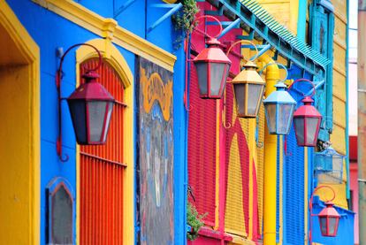 Los colores pintan las calles más céntricas de Buenos Aires, llenas de turistas y aficionados al tango.