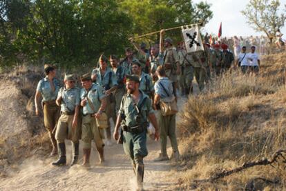 Los nacionales salen del frente festejando su victoria. Los participantes se unen a los soldados, que se saludan amablemente entre republicanos, legionarios y nacionales.