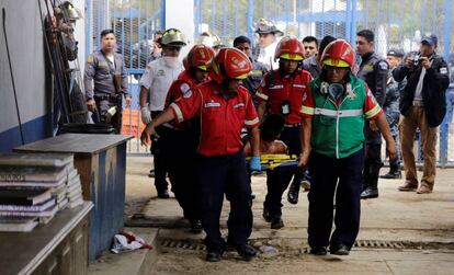 Un herido tras el motín en la prisión de Pavón.